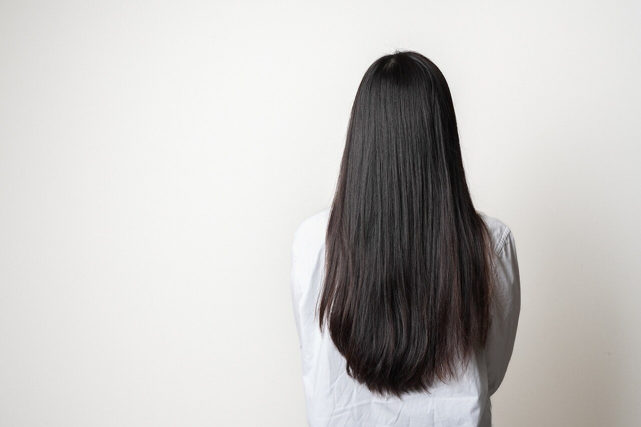 ヘナカラーで仕上げた艶やかなロングストレートヘアのイメージ